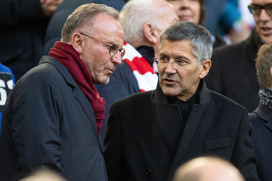 Bayerns Vorstandsvorsitzender Karl-Heinz Rummenigge (l) und Präsident Herbert Hainer unterhalten sich vor der Partie auf der Tribüne.