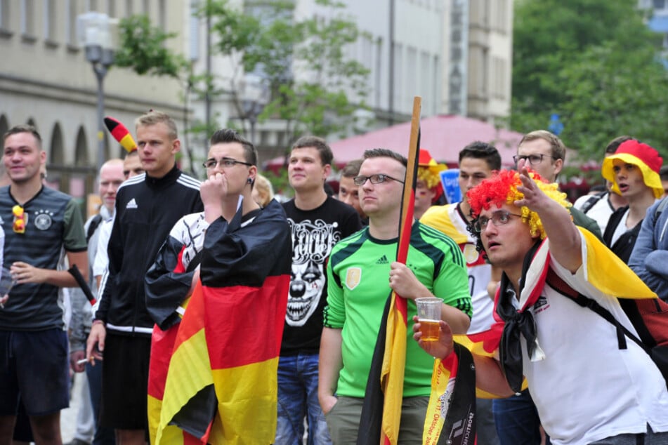 Public Viewing auf der Fan-Meile auf der Inneren Klosterstraße.