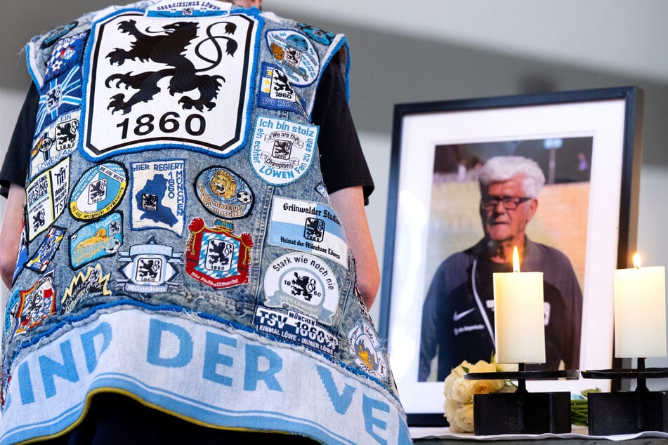Vor dem Gottesdienst in der Pfarrkirche Sankt Helena zum Gedenken an Werner Lorant (†76) konnten sich Fans in ein Kondolenzbuch eintragen.