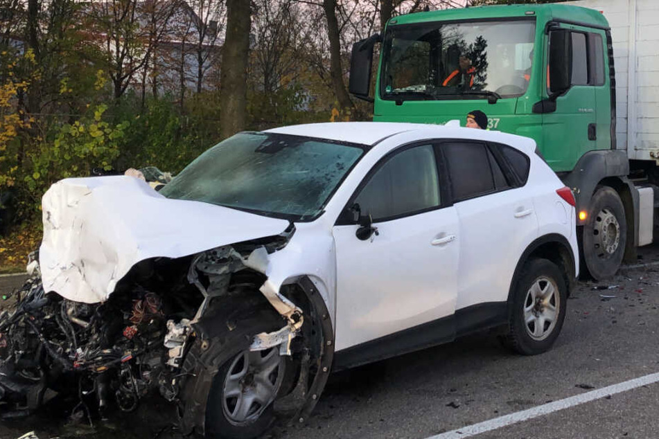 Auf der Bundesstraße 16 ist es am Donnerstag zu einem schweren Unfall gekommen.