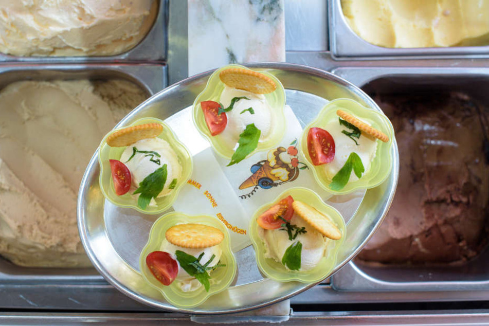 In diesem Eiscafé gibt's jetzt Maggi-Eis, dekoriert mit Tomate, Basilikum, Liebstöckel und einem Salzcracker.