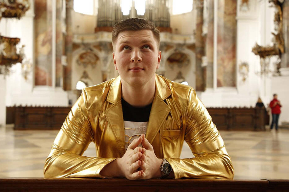 Beten statt Party: Jonny René (23) nimmt für das TV-Format auf der Kirchenbank platz.