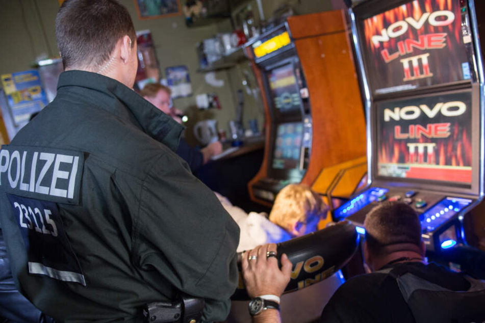 Regelmäßige Durchsuchungen von Casinos sollen dabei helfen, illegales Glücksspiel aufzudecken.