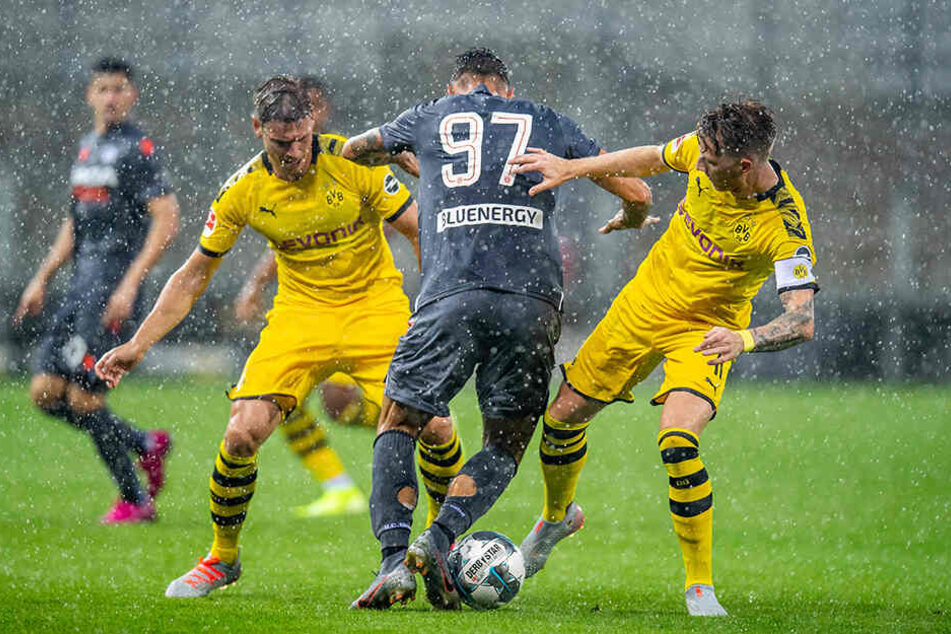 Die BVB-Kicker Pisczek /links) und Reus (rechts) nehmen einen Udinese-Profi in die Zange.