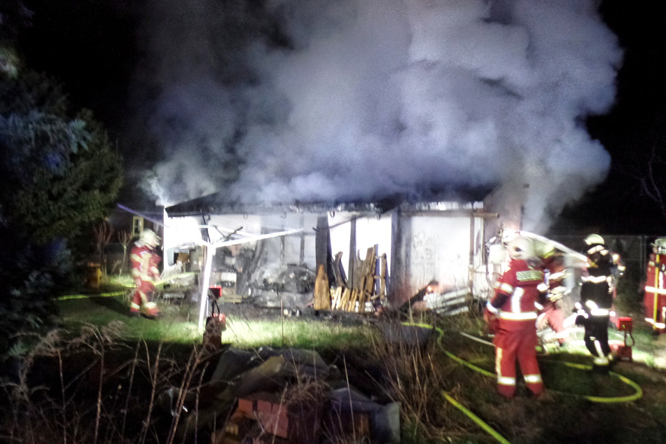Die Feuerwehr rückte in Dessau-Roßlau zu einem Brand in einem Einfamilienhaus aus und fand eine Leiche.