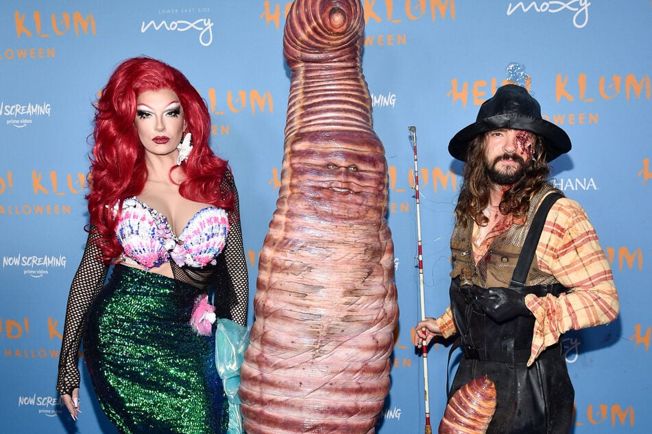 Bill Kaulitz (33, l.) steht als Meerjungfrau neben Regenwurm Heidi Klum (49, M.) und seinem Zwillingsbruder Tom (r.).
