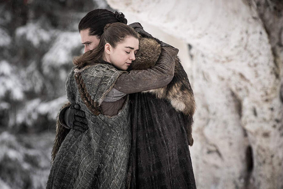 Zwei entscheidende Figuren: Arya Stark (l., Maisie Williams) umarmt Aegon Targaryen (Kit Harington) herzlich.