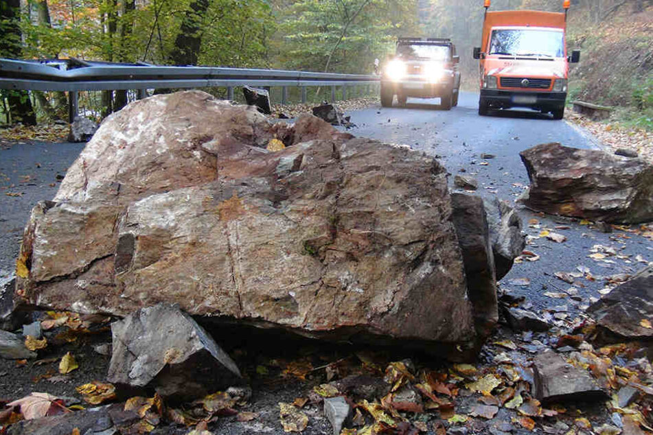Der Felsbrocken löste sich und krachte an den Fahrbahnrand (Symbolbild).