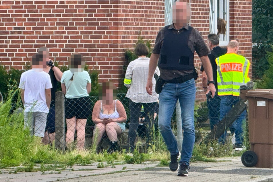 Die Polizei ist dabei, Zeugenaussagen aufzunehmen und Spuren zu sichern.