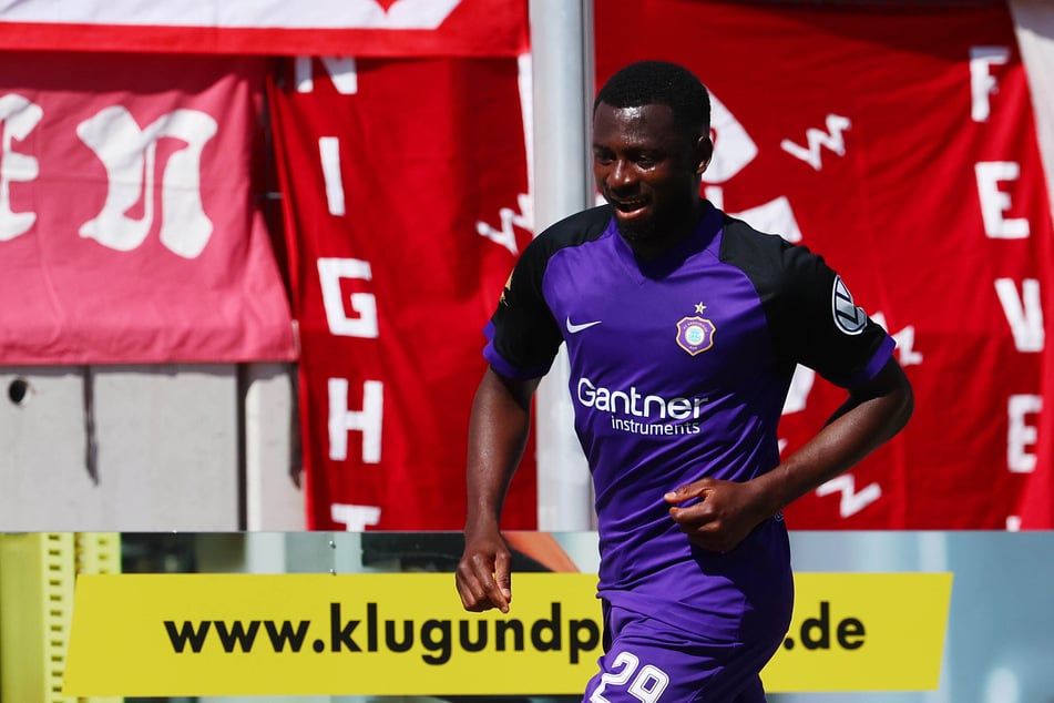 Jamilu Collins schießt in der 31. Minute das erste Tor am Samstagnachmittag. Aue führt 0:1.