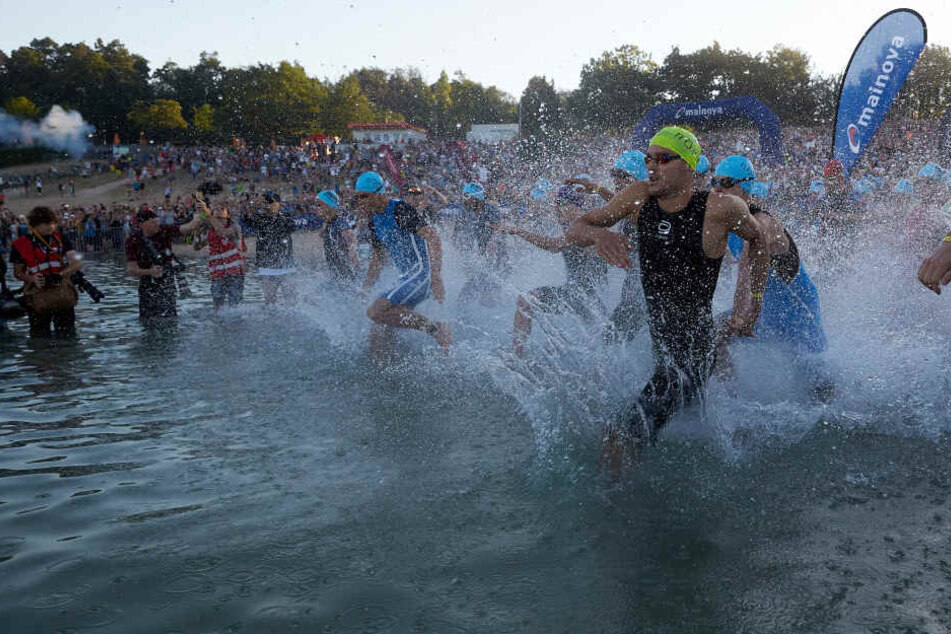 Die Teilnehmer der Ironman in Frankfurt beginnen mit dem Schwimmen: In Hamburg fiel dieser Teil im vergangenen Jahr aus.
