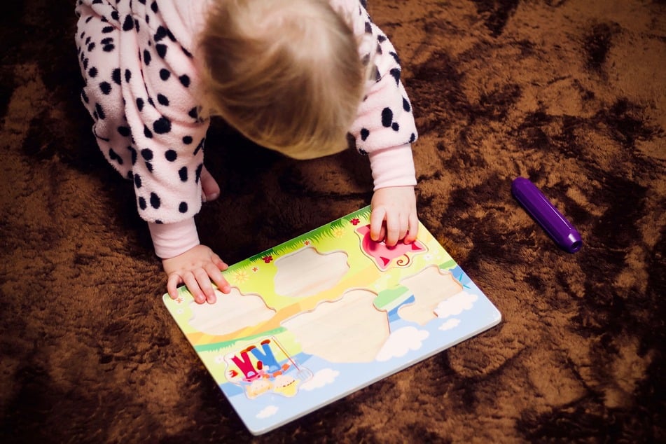 Du suchst Geschenke für kleine Kinder? An Puzzles zeigen Kinder oft schon vor dem zweiten Geburtstag Interesse.