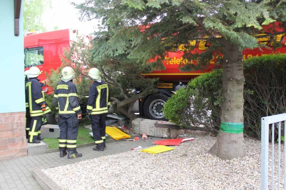 Die Fahrt des Brummis endete in einem Vorgarten in Groitzsch.