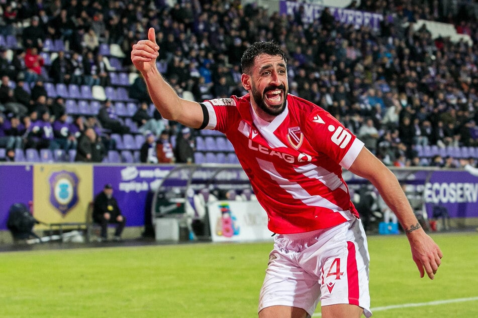 Tolga Cigerci (33) dreht in Aue zum Feiern ab. Soeben hat er das Siegtor vorbereitet.