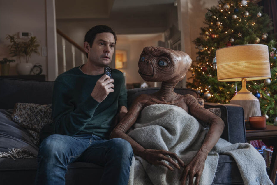 Henry Thomas als Elliott und E.T. der Außerirdische in einer Szene des Werbespots des Fernsehsenders Sky.