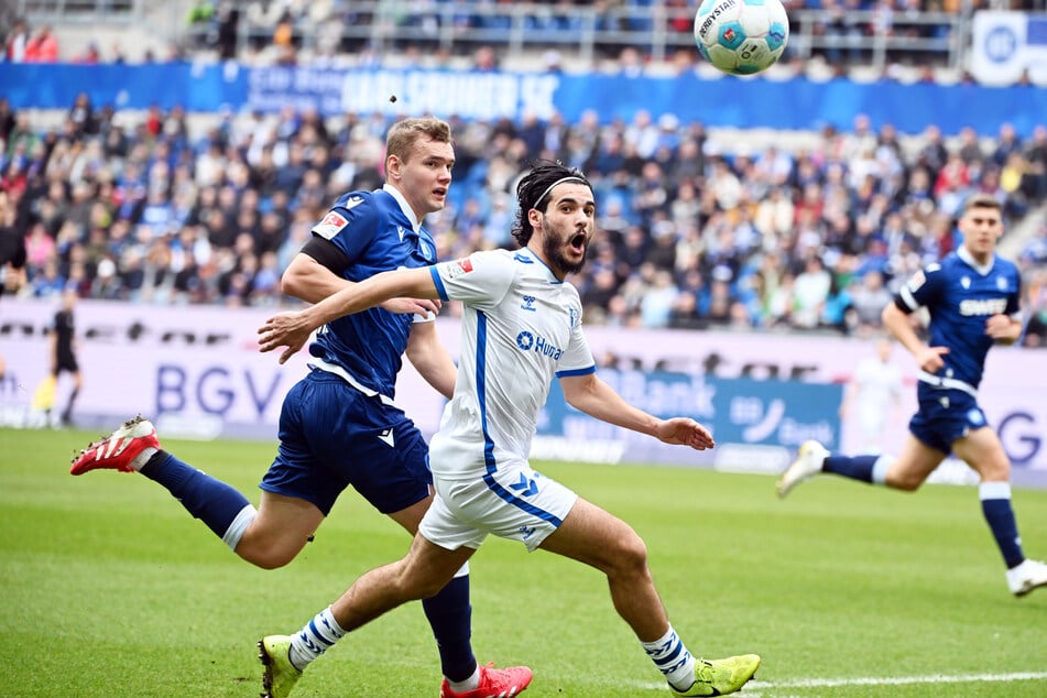 Gegen Ende des ersten Durchgangs wurde es unruhiger auf dem Rasen. Spielfluss war kaum mehr erkennbar.