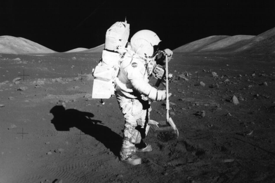 Dezember 1972: Das Archivbild zeigt den US-Astronauten Harrison Schmitt beim Sammeln von Bodenproben auf dem Mond.