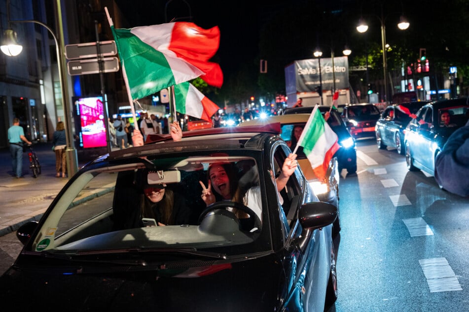 Auch andernorts feierten die Fans von Italien, wie hier mit einem Autokorso in Berlin.
