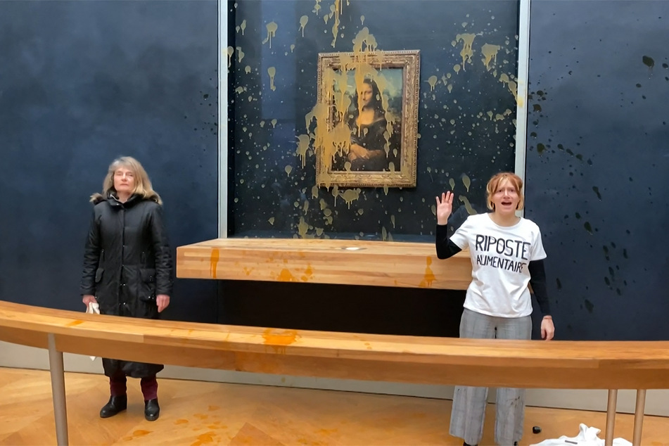 Die Demonstrantinnen von "Riposte Alimentaire", Marie-Juliette (63, l.) und Sasha (24) warfen am Sonntag Suppe auf das Panzerglas, das die "Mona Lisa" schützt.