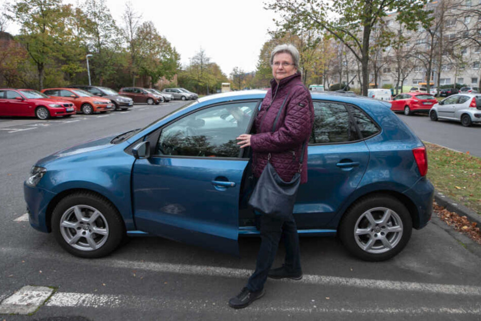 Anwohnerin Andrea Hesse (64) fuhr ihr Auto gestern von dem Parkplatz lieber in die Garage.