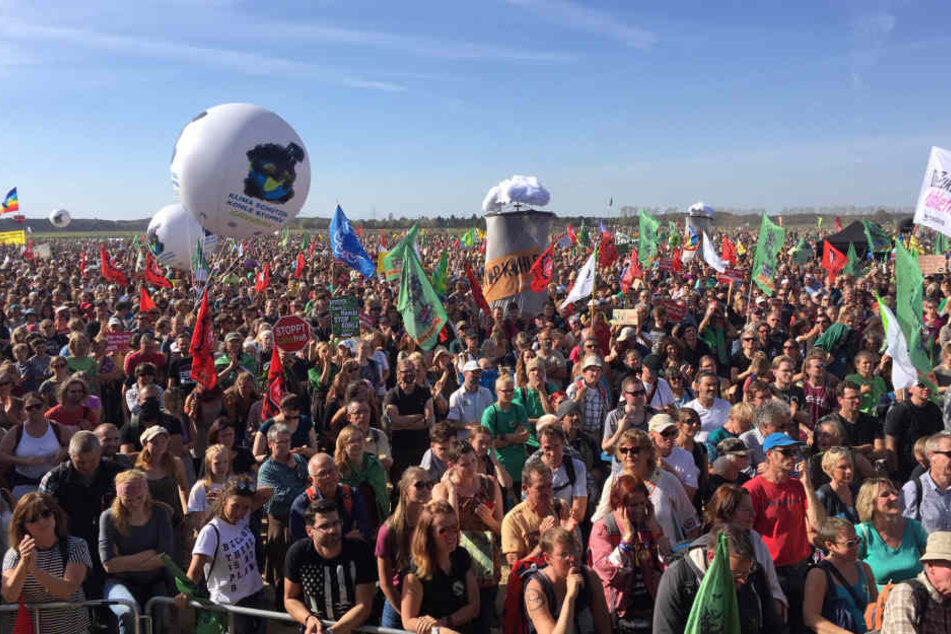 Gegen Mittag herrscht gute, friedliche Stimmung bei der Groß-Demo am Hambacher Forst.