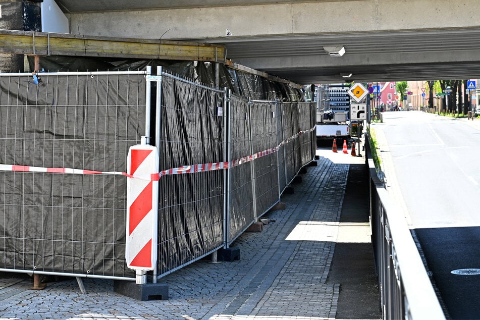 Hinter den schwarzen Folien werden am 10. Mai die Wandbild-Tafeln unter der Eisenbahnbrücke enthüllt.