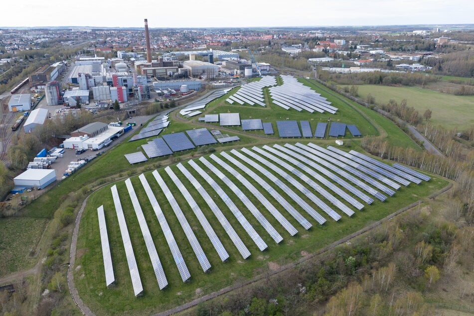 Das Werk in Freiberg steht neben einem großen Solarfeld.