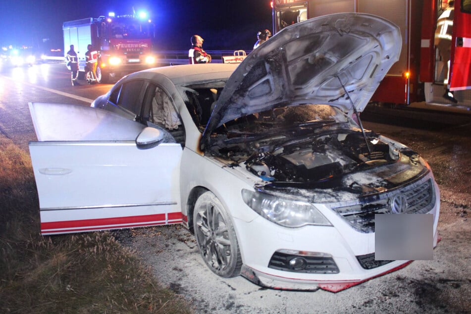 Auf der A38 bei Leipzig ist am Sonntagabend ein VW Passat in Brand geraten.