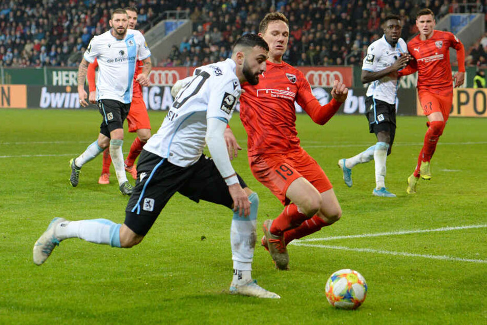 Eng umschlungen: Die Münchner konnten sich am Ende nicht gegen Ingolstadt behaupten.