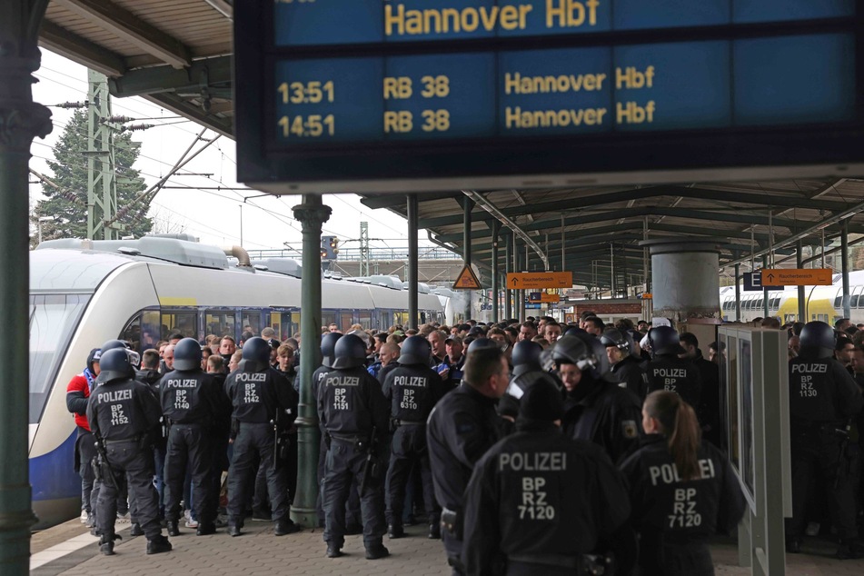 Bundespolizisten kesselten die Gruppe Fans am Harburger Bahnhof ein, um deren Personalien aufnehmen zu können. Nach der Maßnahme durften sie ihre Fahrt zum Stadion mit der S-Bahn fortsetzen.