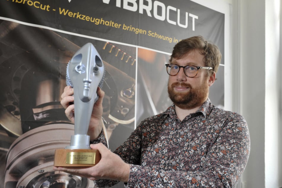 Oliver Georgi (38) mit dem Preis "Fabrik des Jahres". Den sahnte seine Firma VibroCut in der Kategorie "Start-up des Jahres" ab.