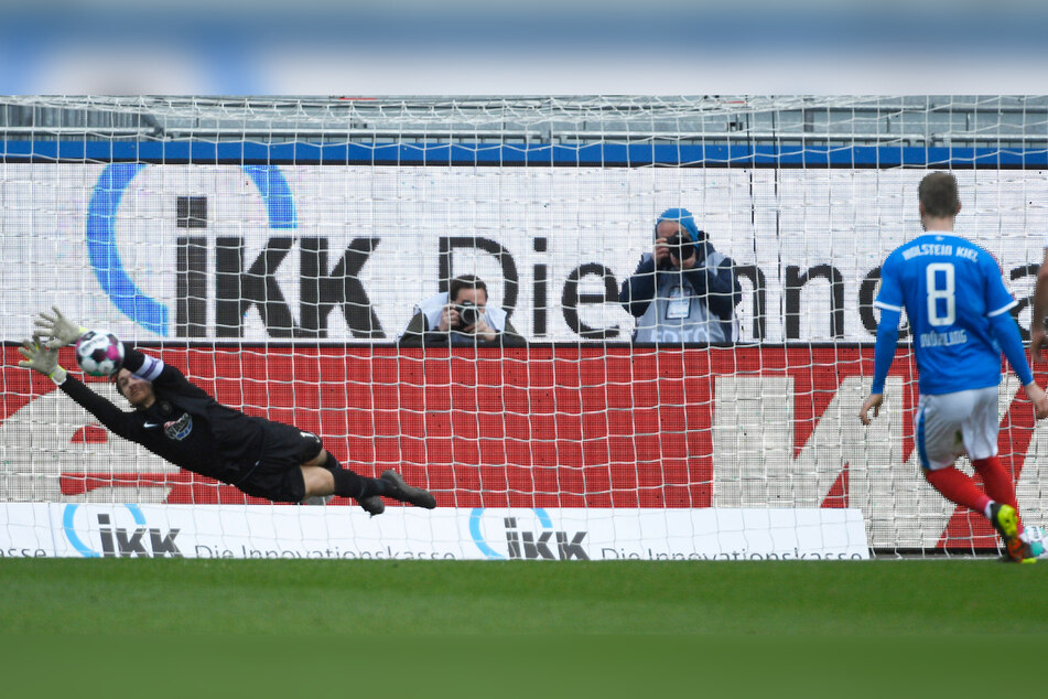 Aues Torwart Martin Männel (32) ahnte die Ecke, war auch am Ball dran - den Siegtreffer der Kieler durch Alexander Mühlings (28) Elfmeter konnte er aber nicht verhindern.