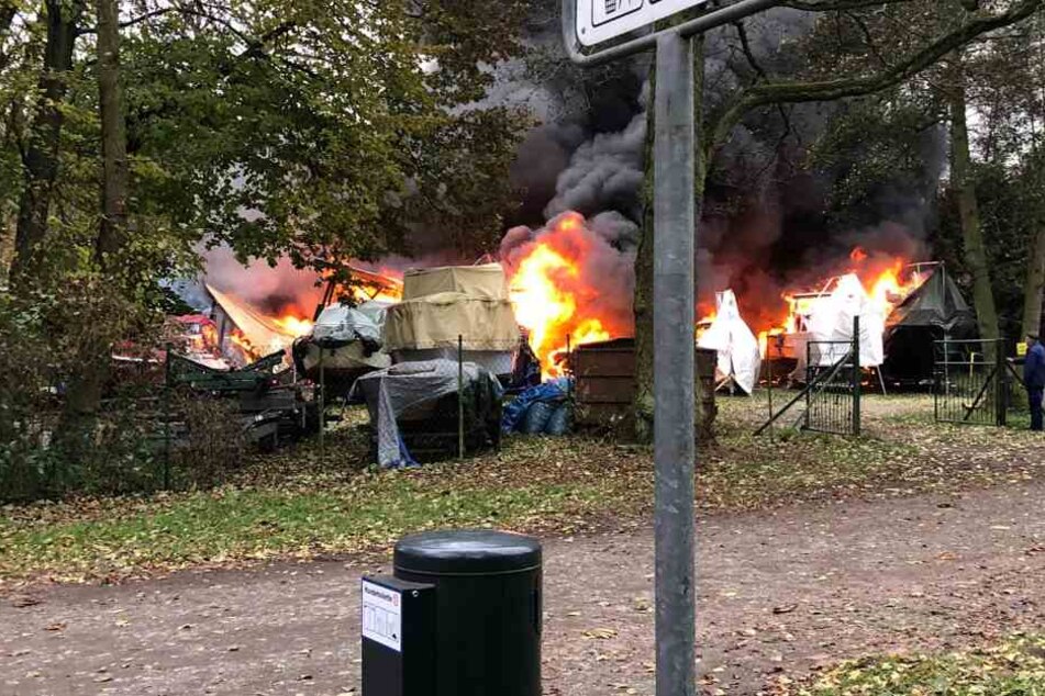 20 Boote brennen im brandenburgischen Birkenwerder lichterloh.