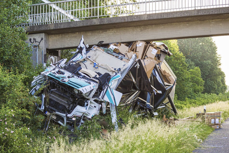Der Beifahrer wurde aus dem Führerhaus geschleudert und landete auf einer Grünfläche.