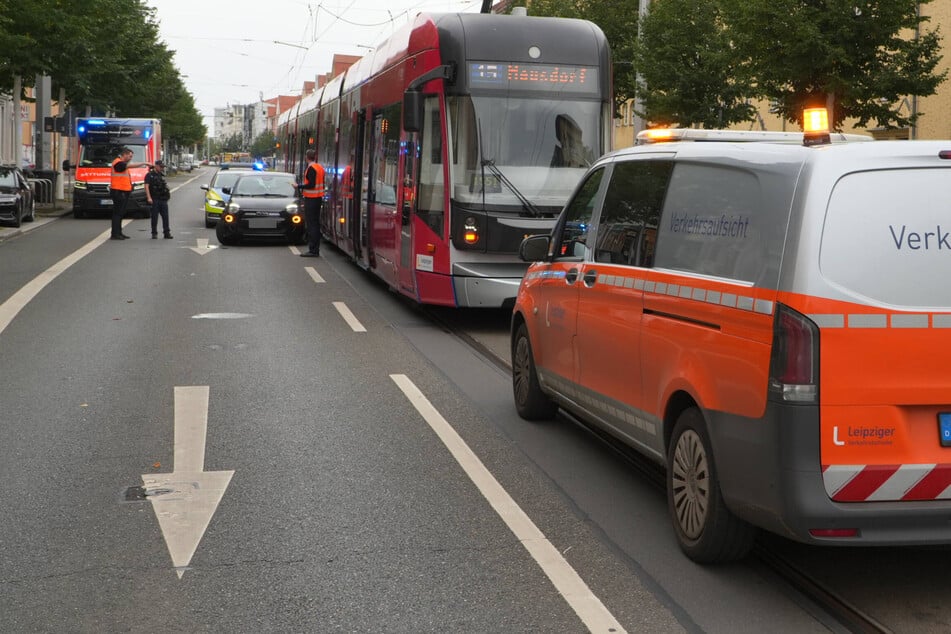 Auf der Lützner Straße sind am Freitag ein Auto und eine Straßenbahn miteinander kollidiert.