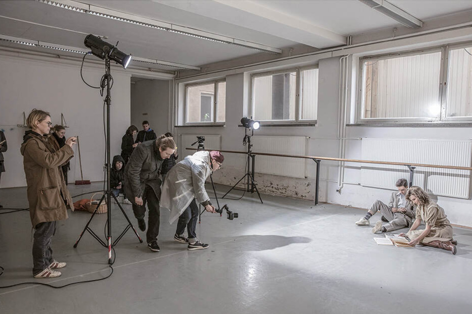 Vor der Kamera im alten Ballettsaal: Claudio Gottschalk-Schmitt und Florentine Kühne.