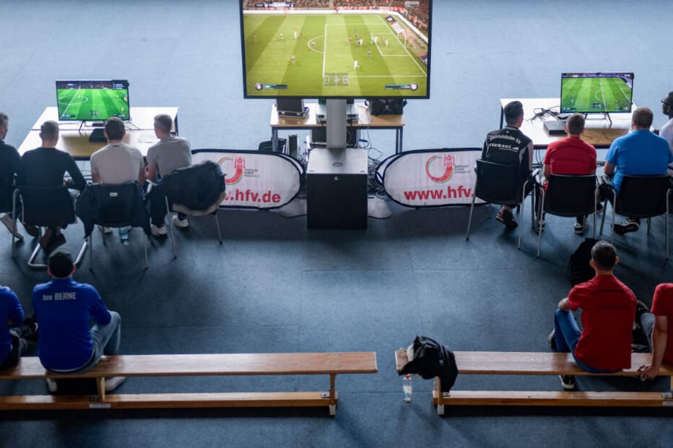In FIFA zocken zwei Teams gegeneinander, sowohl in Einzelmatches, als auch in Doppelpartien (Symbolbild)