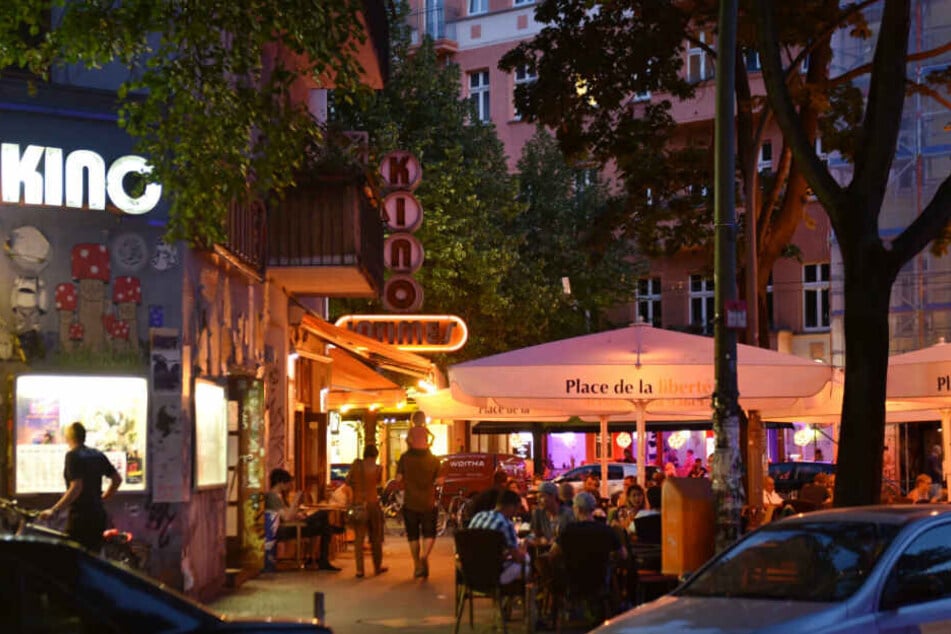Eine der bekanntesten Berliner Partymeilen, die Simon-Dach-Straße in Friedrichshain, war am Montag Schauplatz einer eskalierten Hochzeitsgesellschaft.