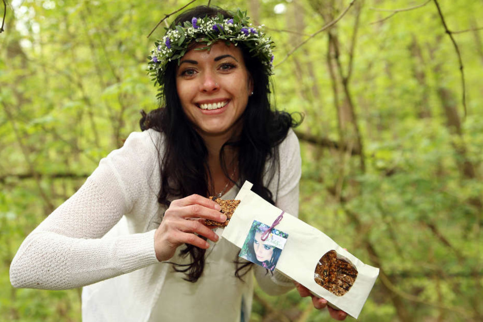 Waldfee Susan Pelzer (34) mit ihren Bio-Snacks- Die schmecken natürlich auch als kleiner Snack in der Natur.