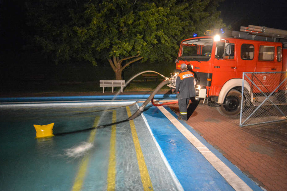 Über Stunden pumpte die Feuerwehr Löschwasser aus einem nahegelegenen Freibad.