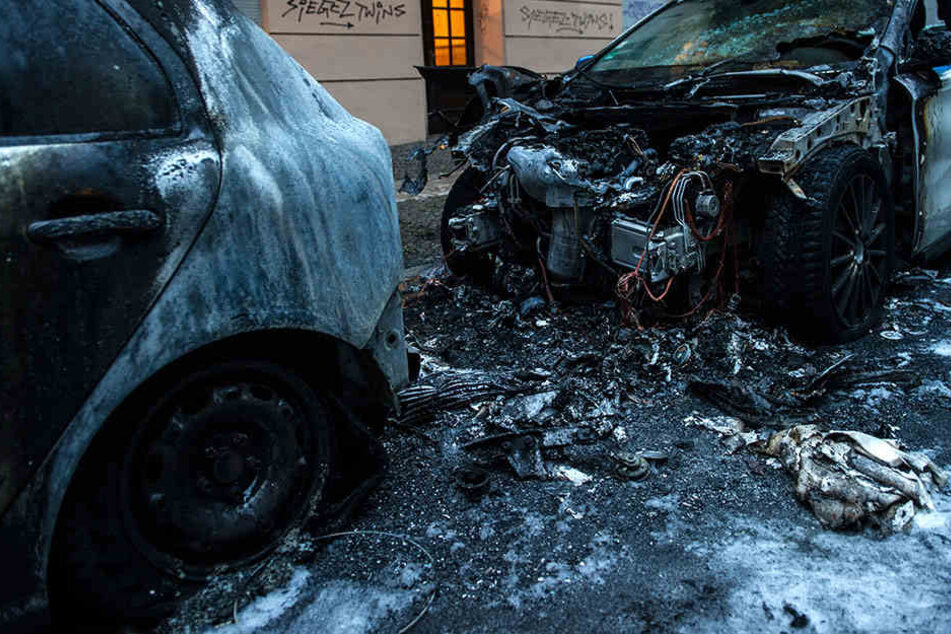 Die Autos wurden komplett zerstört. (Symbolbild)