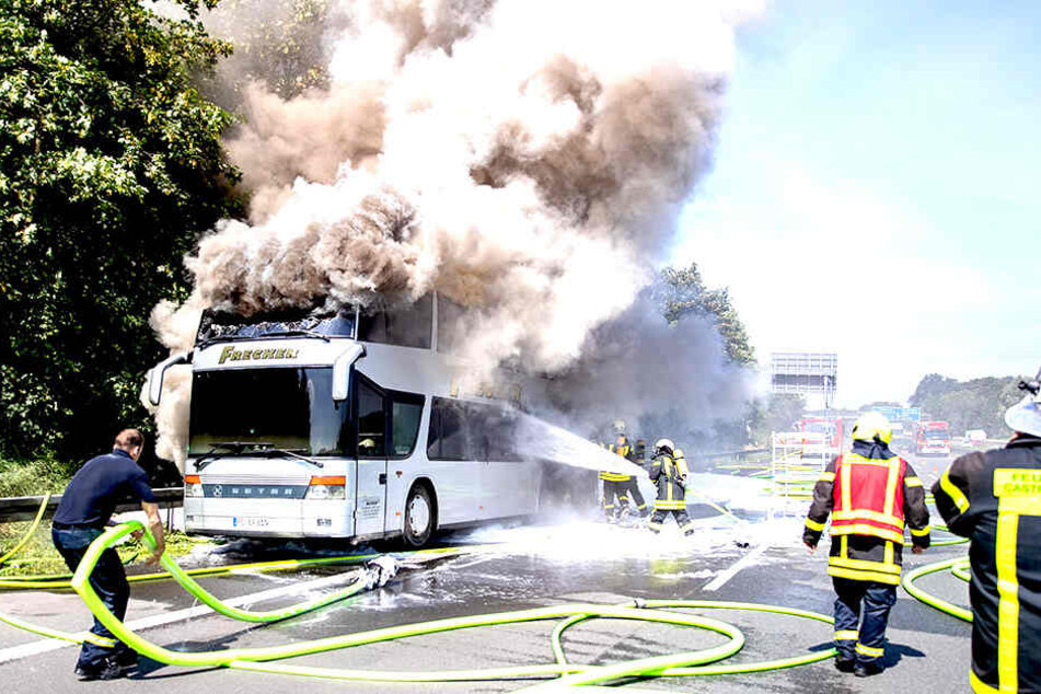 Wahrscheinlich geriet der Reisebus wegen eines technischen Defekts in Brand.