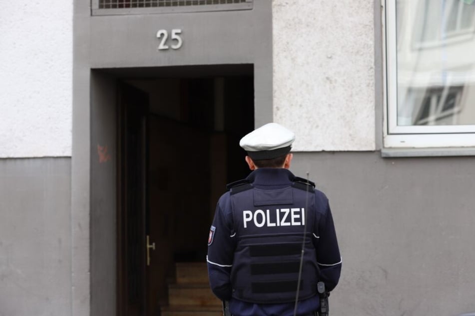 Ein Polizist vor dem Einsatzort in Oberbilk.