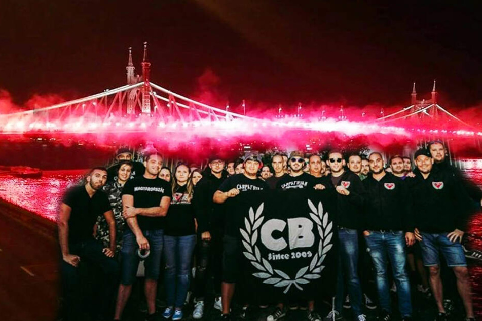 Die Neonazi-Ultra-Gruppierung "Carpathian Brigade" zündete tausende Pyrofackeln auf der Freiheitsbrücke in Budapest. (Bildmontage)