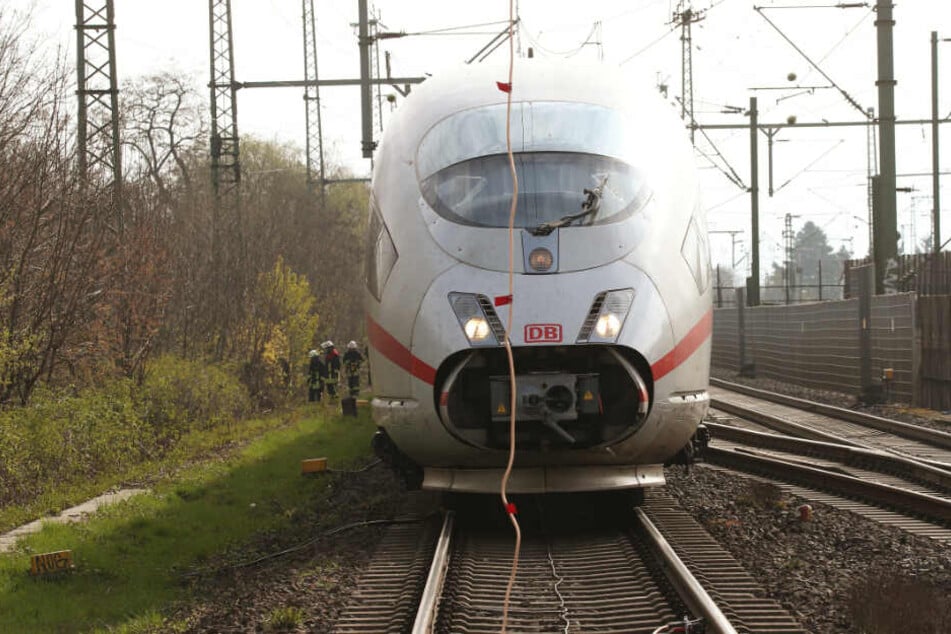 Der ICE bei Düsseldorf ist aufgrund eines Oberleitungsschadens gestoppt worden.