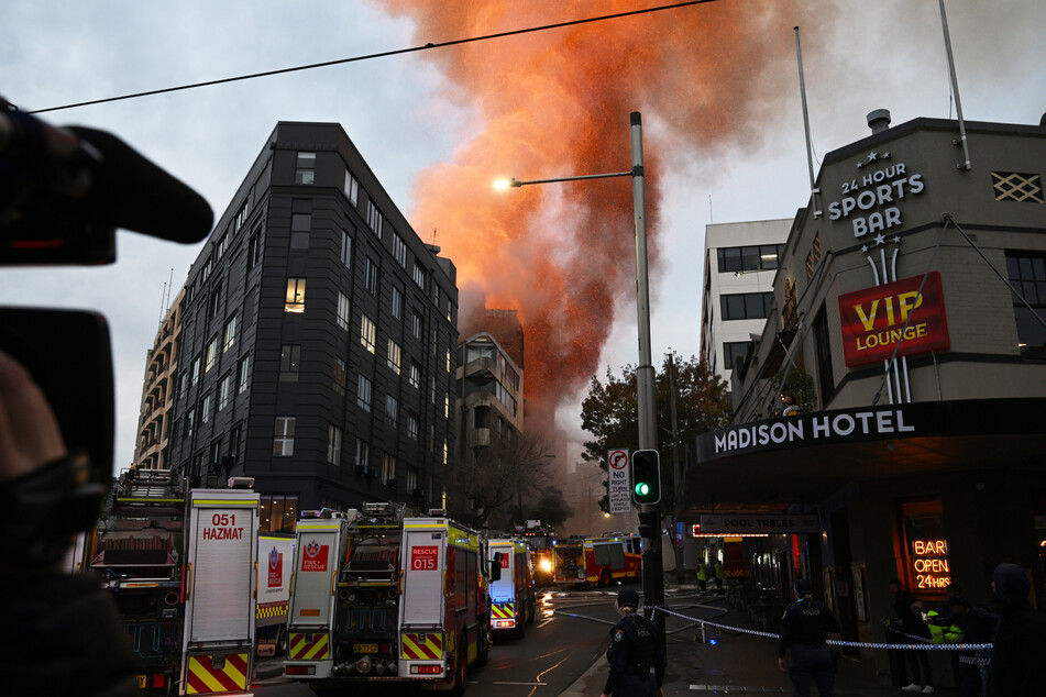 In einem mehrstöckigen Gebäude in Sydney hat es gebrannt! Die Flammen färbten den Rauch orange.