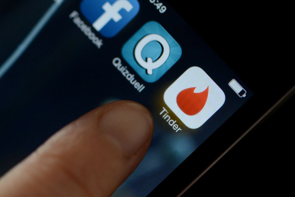 Über die mobile Dating-App Tinder lernte er die Frauen kennen.
