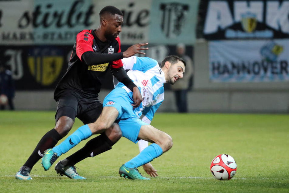 Rafael Garcia (r.), hier im Zweikampf mit Stephane Mvibudulu, berietet beide Treffer des CFC beim 2:0-Sieg gegen Erfurt vor.