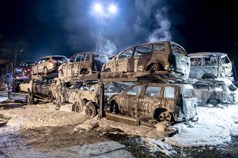 Insgesamt wurden 13 Fahrzeuge bei dem Brand zerstört oder schwer beschädigt.