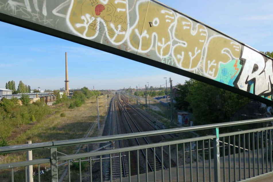 Der oder die Täter sollen von der "Schwarzen Brücke" aus auf den Zug geschossen haben.